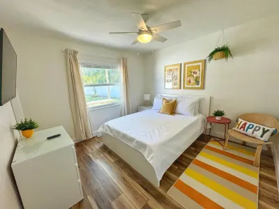 NEW Amazing Sunshine-Up 6 Guests-Private Backyard Hotel dekat W.I.S.E Private School