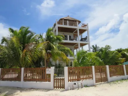 Royal Palm @ Palm Life Belize: Upscale condo overlooking the Caribbean Sea!
