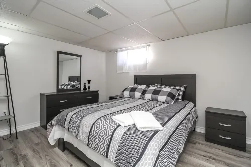 Cozy cottage with up to 15 acres of land and flowing river Hotels in Oro-Medonte