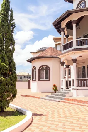 PERFECT FOR LARGE GROUPS-EXCELLENT LOCATION, MINUTES FROM EVERYTHING.