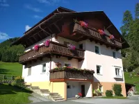 Large apartment for family and friends with a mountain panorama, free WiFi Hotels in Gemeinde Sankt Jakob in Defereggen