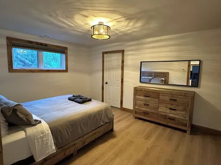 Le chalet Polaire au Mont-Sainte-Anne, bikes, skis et pets frendly!