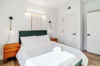 Perfect retreat in Culver City w/parking, pool, gym