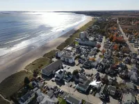 Beachside Condo – Walk to Pier & Dining