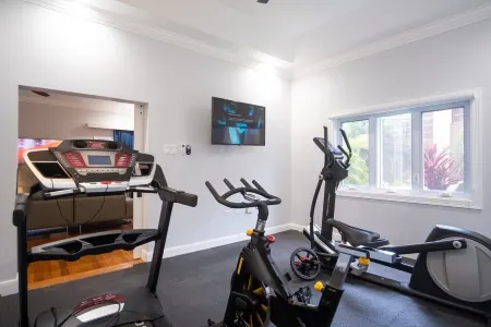 THE SUN SEEKER VILLA 6 Bedrooms, fully staffed with butler & private chef. Отели рядом с достопримечательностью «Sandals Cay»