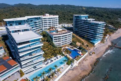 Beautiful Beach front Condo with pool and Espectacular ocean views