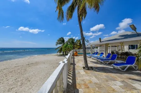Directly on the Beach - Beachfront - Facing beach swimming pool - 5 bdrm