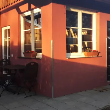 Sunny holiday home with a cozy sleeping loft, idyllically located in the garden.