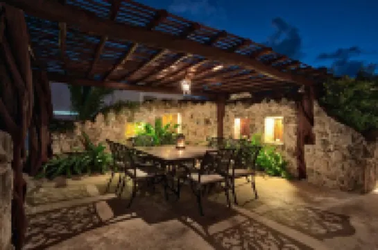 Villa Umakiha, Secluded Beach Villa with Private Pool + Jacuzzi!