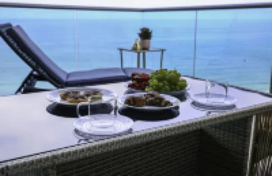 Sea view apartment ~ 1 min from the beach!