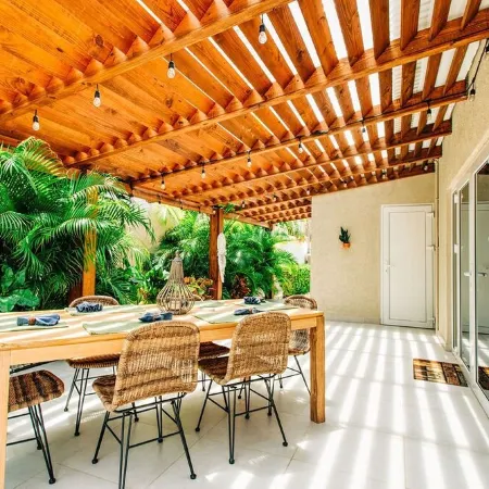 Peaceful Palm Beach Villa - For Families & Friends
