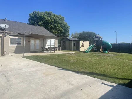 15 min to Downtown Dallas! 4BR Family Friendly Home Отели в г. Ланкастер