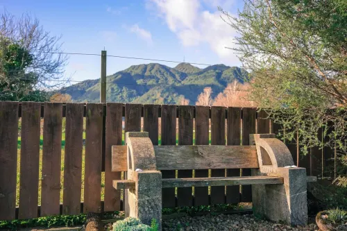 Character cottage. Walking distance to mountain and town. Private with spa.