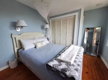 Attached Apartment Near It All. Organic Farmstead. Stunning Views. Pet-friendly.