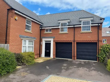 Luxurious 4 br detached house in cul-de-sac ideal for family or group of friends