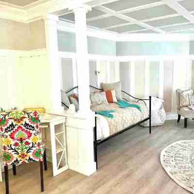 West Dennis Central - 5 bed, 3 bath, 2 kitchen huge yard!Two hot tubs! Rooms