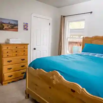 Colorful home & beautiful garden, ten minute walk to downtown Rooms