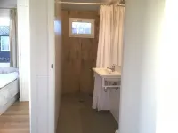 Spend the night on the water in Tiny House / Trekkershut Comfort / Mini Bungalow Hotel a Leimuiden