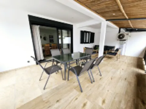 Maison Récente et Toute Équipée Avec Piscine