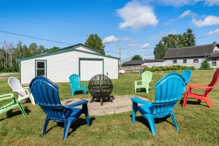 Main Side of Bear River House Отели рядом с достопримечательностью «Парк штата Петоски»