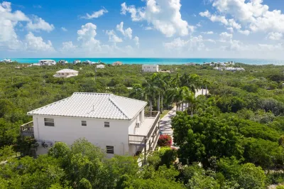 Villa DelEvan 4F - 12 min. walk from the pristine Long Bay Beach,