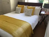 The Queens Apt stylish + Free Parking. Hop Skip & Jump to Restaurants