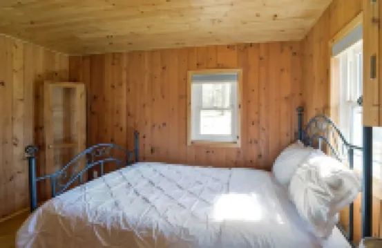 Small Cottage By The Moon River Hotels near Lake Muskoka