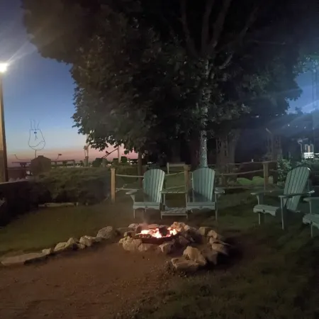 CJs Lakehouse is 1km to Point Pelee. Huge yard, firepit, pets welcome!