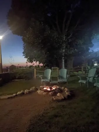 CJs Lakehouse is 1km to Point Pelee. Huge yard, firepit, pets welcome! Отели в г. Лимингтон