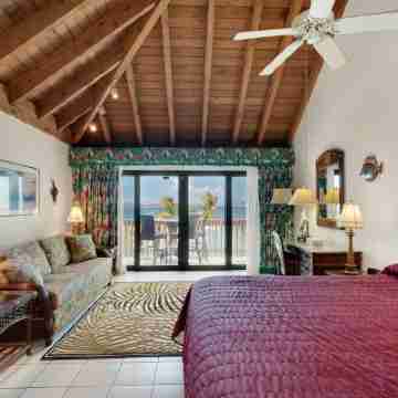 Beach Front Villa with Down Island View - Priceless! Rooms