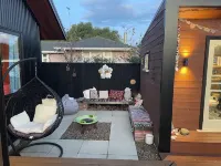 Spacious sunny cottage (airport close, family, pet friendly, disability access)