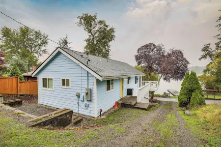 Spanaway Lakefront House: Dock, Fire Pit Отели в г. Спанауэй