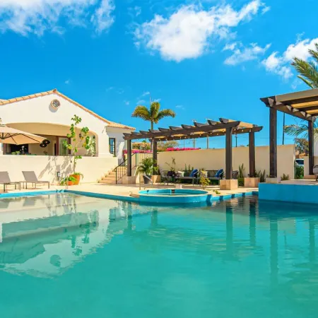 Family Home Private Garden and Jacuzzi