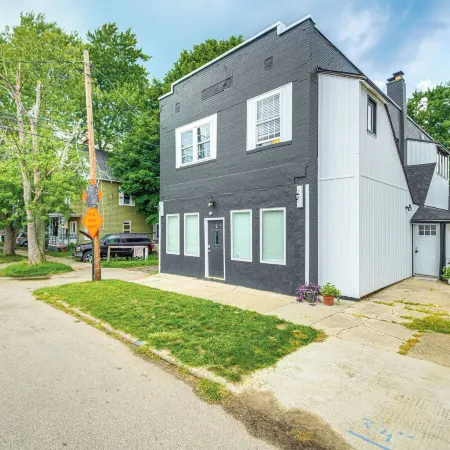 Walkable Barberton Apartment: 9 Mi to Akron!