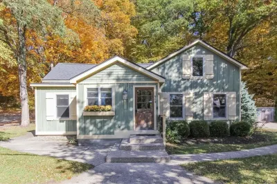 Nightingale Hotels near Kalamazoo Lake