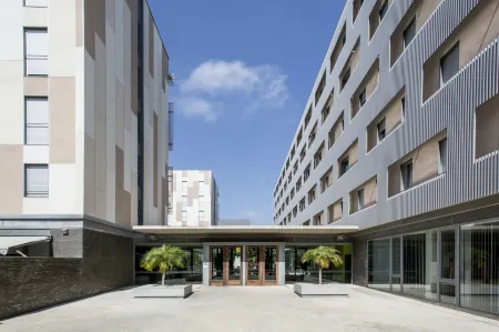 Residencia Universitaria Resa Damia Bonet Отели рядом с достопримечательностью «Antiguo Cauce del Rio Turia»