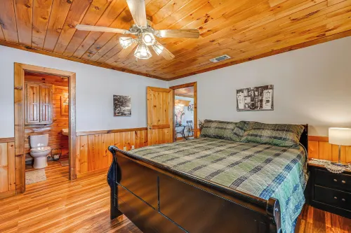 Broken Bow Cabin w/ Hot Tub & Fishing on-Site! - 3-Star