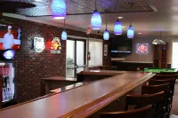 O'Cairns Inn and Suites - bar