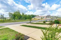 Fenced Yard: Spacious Southern Maryland Townhome! - WiFi
