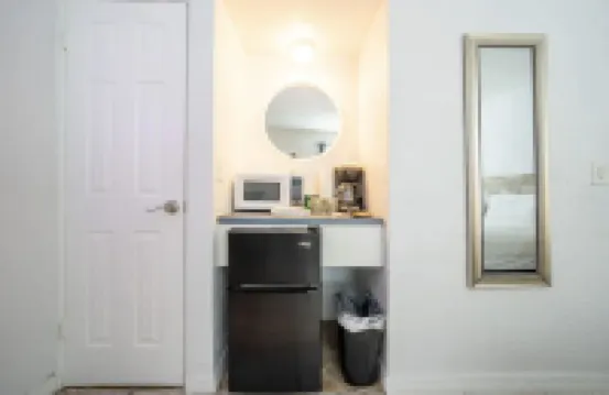 Pool - Free Parking - Apartment - 500 Feet from Beach