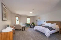 The Lodge at Bow Lake Hotels near Big Beehive