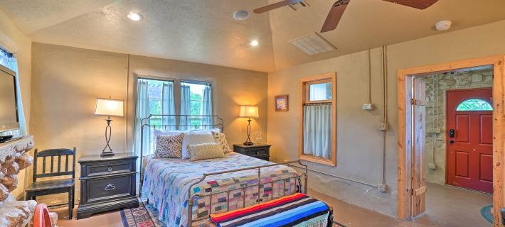 Enchanting Hilltop Cottage in Medicine Park! Hotels in Comanche County