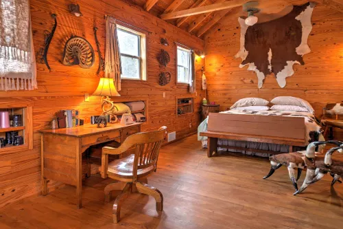 'Ark Bunkhouse' Fredericksburg Hideaway w/ Hot Tub - Maalaistalo