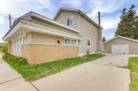 1 Mi to Shore: Lake Michigan Retreat w/ Game Room!