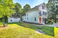 Walk to Lake & Downtown: Hot Tub and Game Room - 3-Star