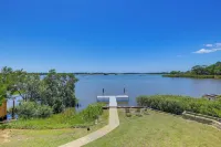 Waterfront Cedar Key Duplex Home: Grill & Dock! - Wifi