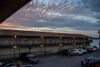 Capt. Thomson's Resort - parking