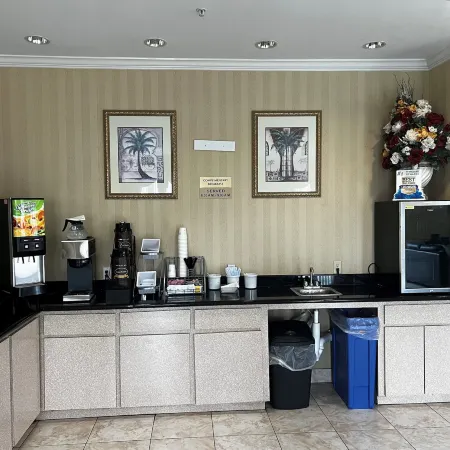 Super 8 by Wyndham Brookshire TX