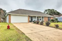 Ocean Springs Home w/ Sunroom ~ 5 Mi to Beach - Homestays