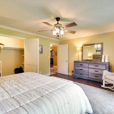 On-Site Lake Access: Group Getaway in Afton